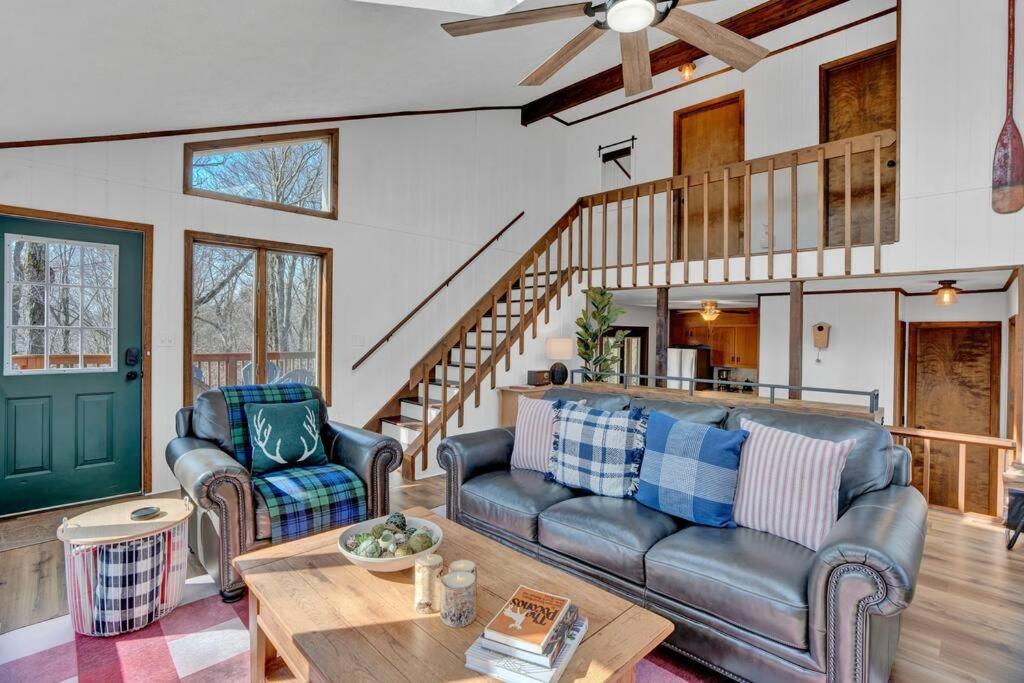 Serene & Fun Family Gem ~ Big Bass Community! Holiday home