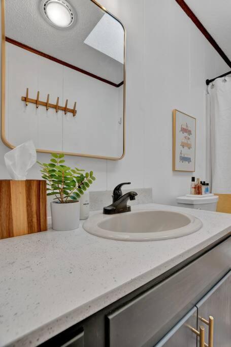 Serene & Fun Family Gem ~ Big Bass Community! Holiday home