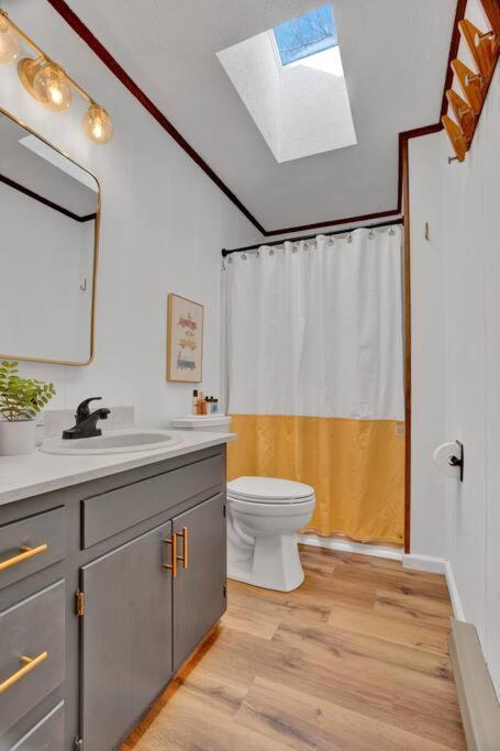 Serene & Fun Family Gem ~ Big Bass Community! Holiday home *