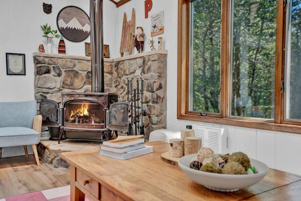 Serene & Fun Family Gem ~ Big Bass Community! Holiday home