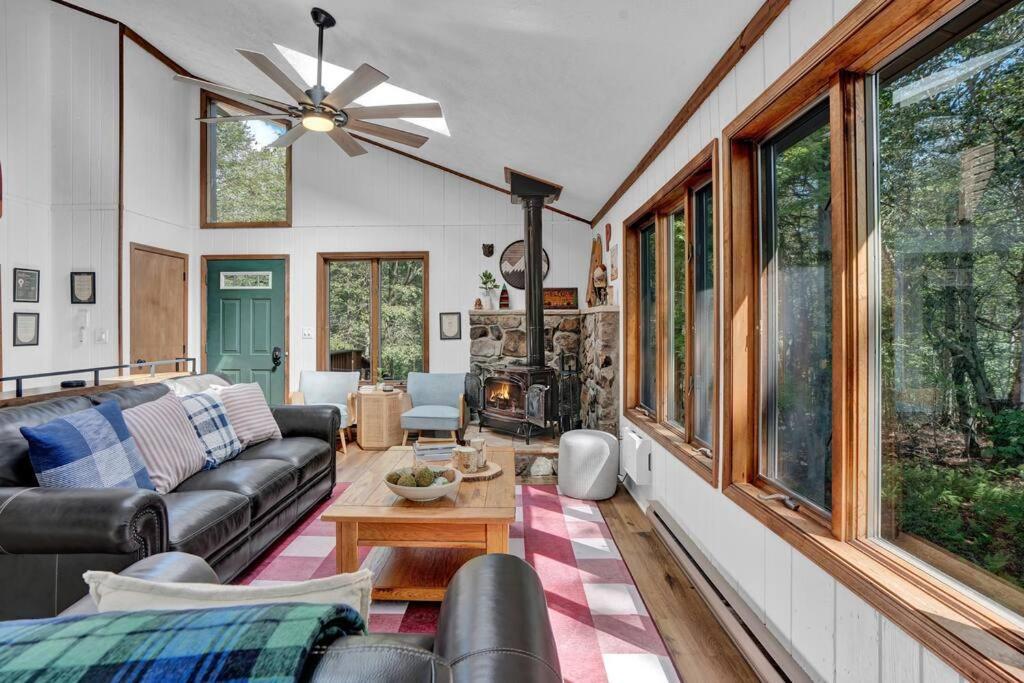 Serene & Fun Family Gem ~ Big Bass Community! Holiday home *
